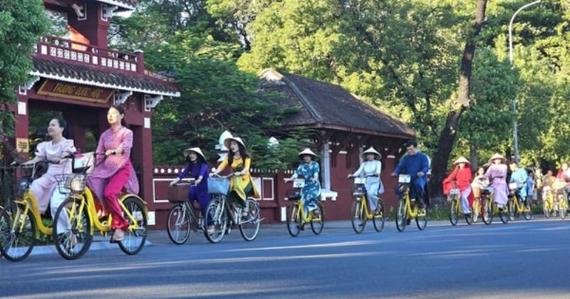 Hình ảnh minh họa sự đa dạng văn hóa trong dân số Hoa Kỳ, có thể là một tập hợp các khuôn mặt từ nhiều sắc tộc khác nhau hoặc cảnh lễ hội đa văn hóa